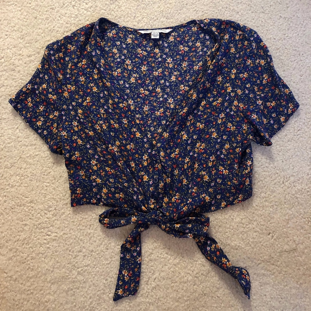 American Eagle Cropped Floral Shirt